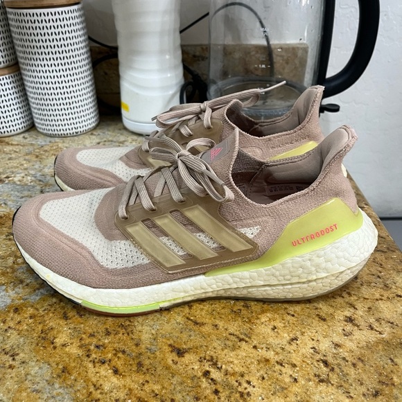 Adidas Ultraboost size 10 - Picture 3 of 9
